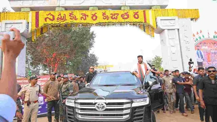 సమ్మక్క-సారలమ్మలను దర్శించుకున్న సీఎం రేవంత్ కుటుంబం