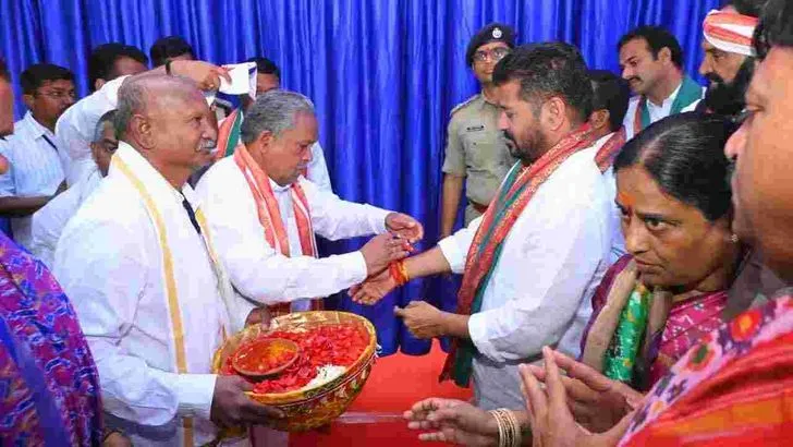 సమ్మక్క-సారలమ్మలను దర్శించుకున్న సీఎం రేవంత్ కుటుంబం