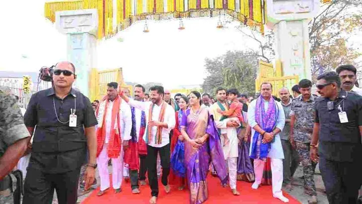 సమ్మక్క-సారలమ్మలను దర్శించుకున్న సీఎం రేవంత్ కుటుంబం