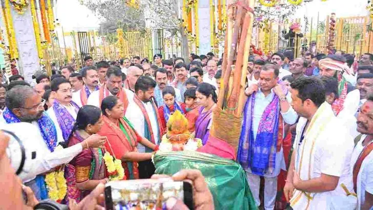 సమ్మక్క-సారలమ్మలను దర్శించుకున్న సీఎం రేవంత్ కుటుంబం