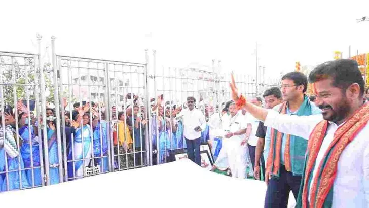 సమ్మక్క-సారలమ్మలను దర్శించుకున్న సీఎం రేవంత్ కుటుంబం