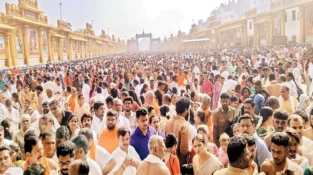 భక్తులతో కిక్కిరిసిన మంత్రాలయం 