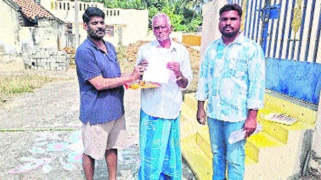 రైతులకు  పాసుపుస్తకాల నమూనా డ్రాఫ్టుల పంపిణీ