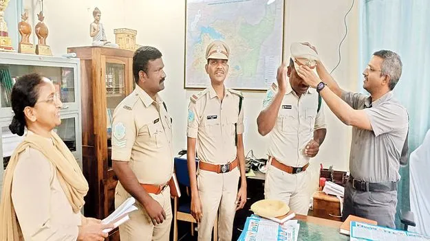 అటవీశాఖ రక్షణ ఉద్యోగులందరికి పీక్‌ క్యాప్‌