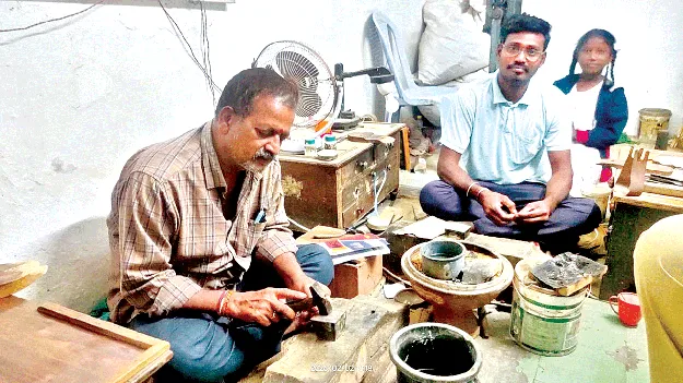 Gold on the Ris  పసిడి పరుగు.. పనులు కరువు