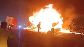 రెండు లారీలు ఢీ.. డ్రైవర్ సజీవదహనం