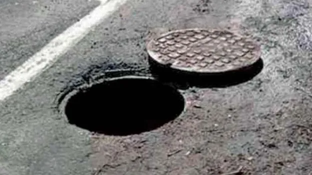 మ్యాన్‌హోల్ కవర్స్ చోరీ చేస్తే రూ.50 లక్షల ఫైన్.. పాక్‌లో చట్టం