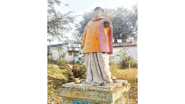 ఎన్టీఆర్‌ విగ్రహం ధ్వంసం