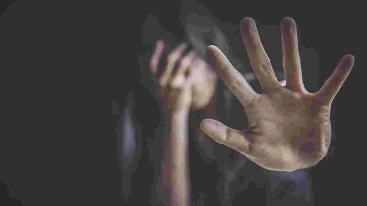 వివాహితపై అత్యాచార యత్నం.. బయటకుచెబితే చంపుతానంటూ బెదిరింపులు