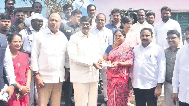 ఇంటింటికీ తిరిగి.. యోగక్షేమాలు అడిగి.. 