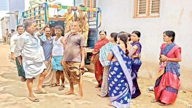 ఉపాధి లేక వలసబాట