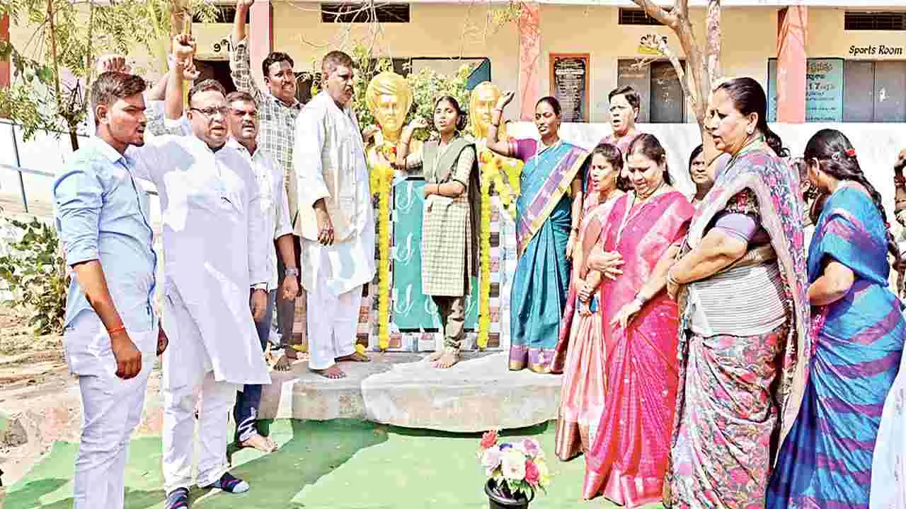  విగ్రహాల ఆవిష్కరణ