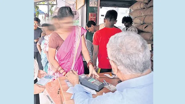 రేషన్‌ డీలర్ల మధ్య వార్‌