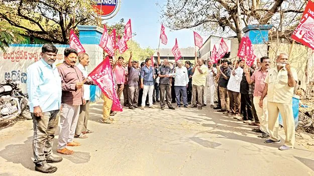 సమస్యలు పరిష్కరించాలి