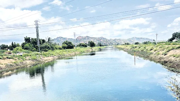 సాగర్‌ కాలువల్లో పడిపోయిన నీటి మట్టం