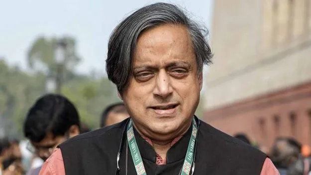 కేరళ ప్రస్తావనే లేకపోవడం ఆశ్చర్యం.. బడ్జెట్‌పై శశిథరూర్