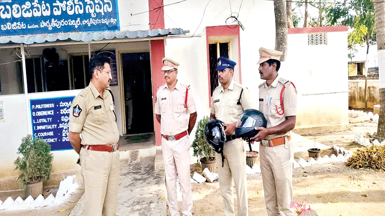 Helmets  పోలీసులూ హెల్మెట్లు ధరించాలి