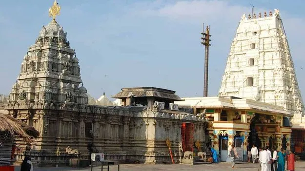 శ్రీకాళహస్తీశ్వరాలయాన్ని దర్శించుకున్న 200 మంది విదేశీయులు..