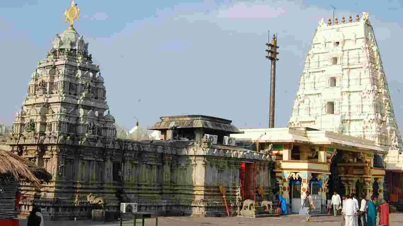 శ్రీకాళహస్తీశ్వరాలయాన్ని దర్శించుకున్న 200 మంది విదేశీయులు..