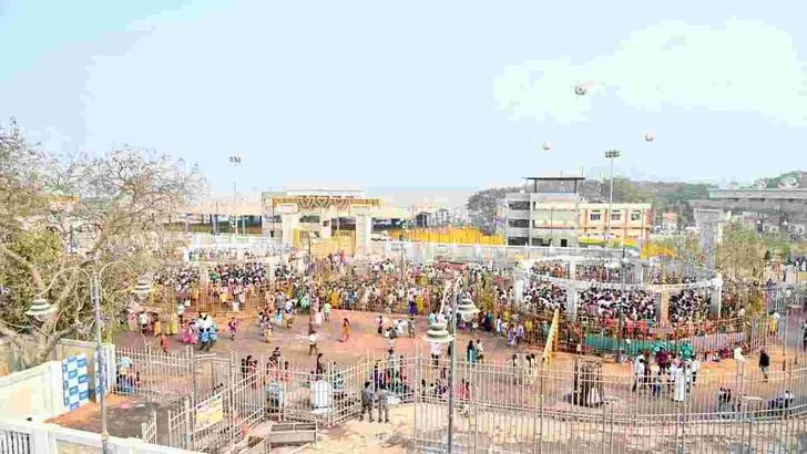 మేడారంలో ఘనంగా తిరుగువారం.. పోటెత్తిన భక్తులు 