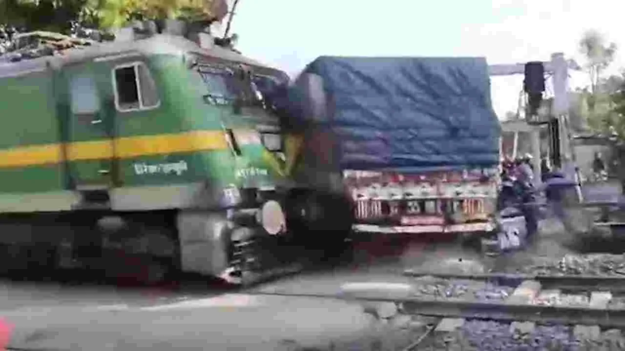 పట్టాలపై ట్రక్కు.. వేగంగా వస్తున్న రైలు.. ఒళ్లు గగుర్పొడిచే వీడియో చూశారా..