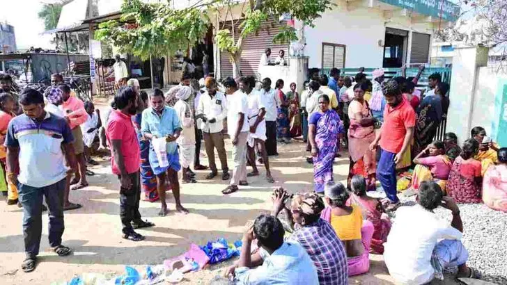 రైతుల యూరియా కష్టాలు.. క్యూలైన్లలో ఎదురు చూపులు