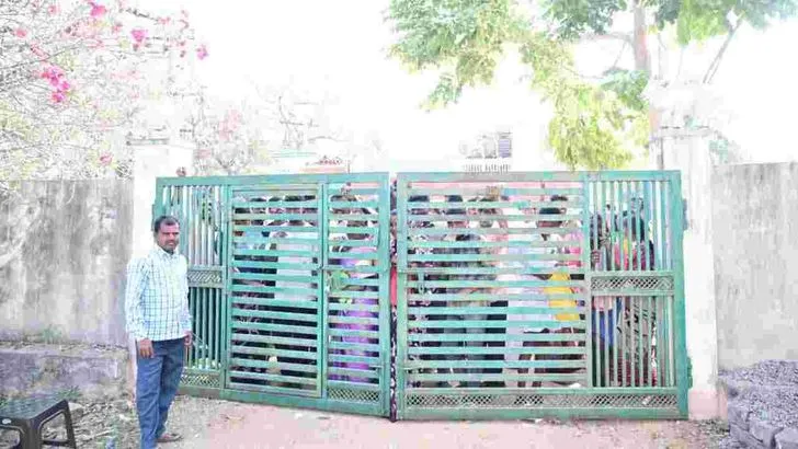 రైతుల యూరియా కష్టాలు.. క్యూలైన్లలో ఎదురు చూపులు