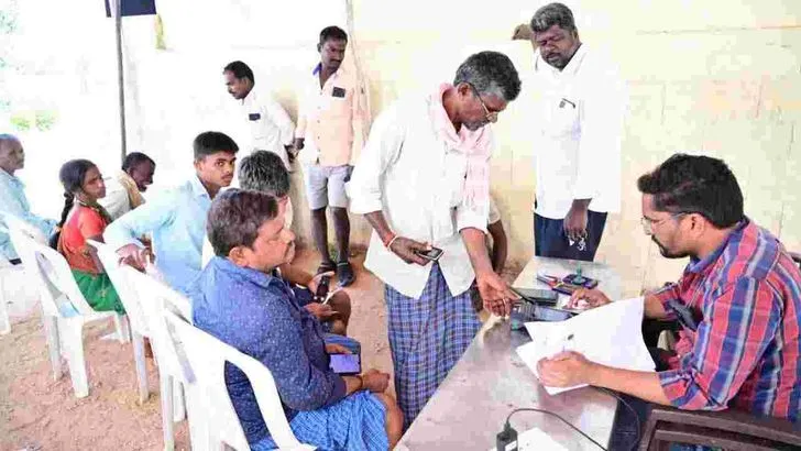 రైతుల యూరియా కష్టాలు.. క్యూలైన్లలో ఎదురు చూపులు