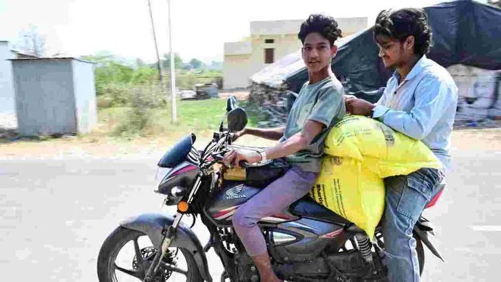 రైతుల యూరియా కష్టాలు.. క్యూలైన్లలో ఎదురు చూపులు