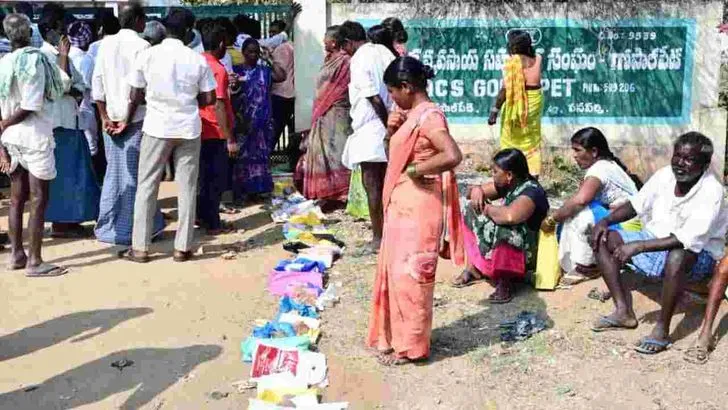 రైతుల యూరియా కష్టాలు.. క్యూలైన్లలో ఎదురు చూపులు