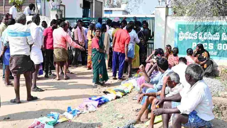 రైతుల యూరియా కష్టాలు.. క్యూలైన్లలో ఎదురు చూపులు