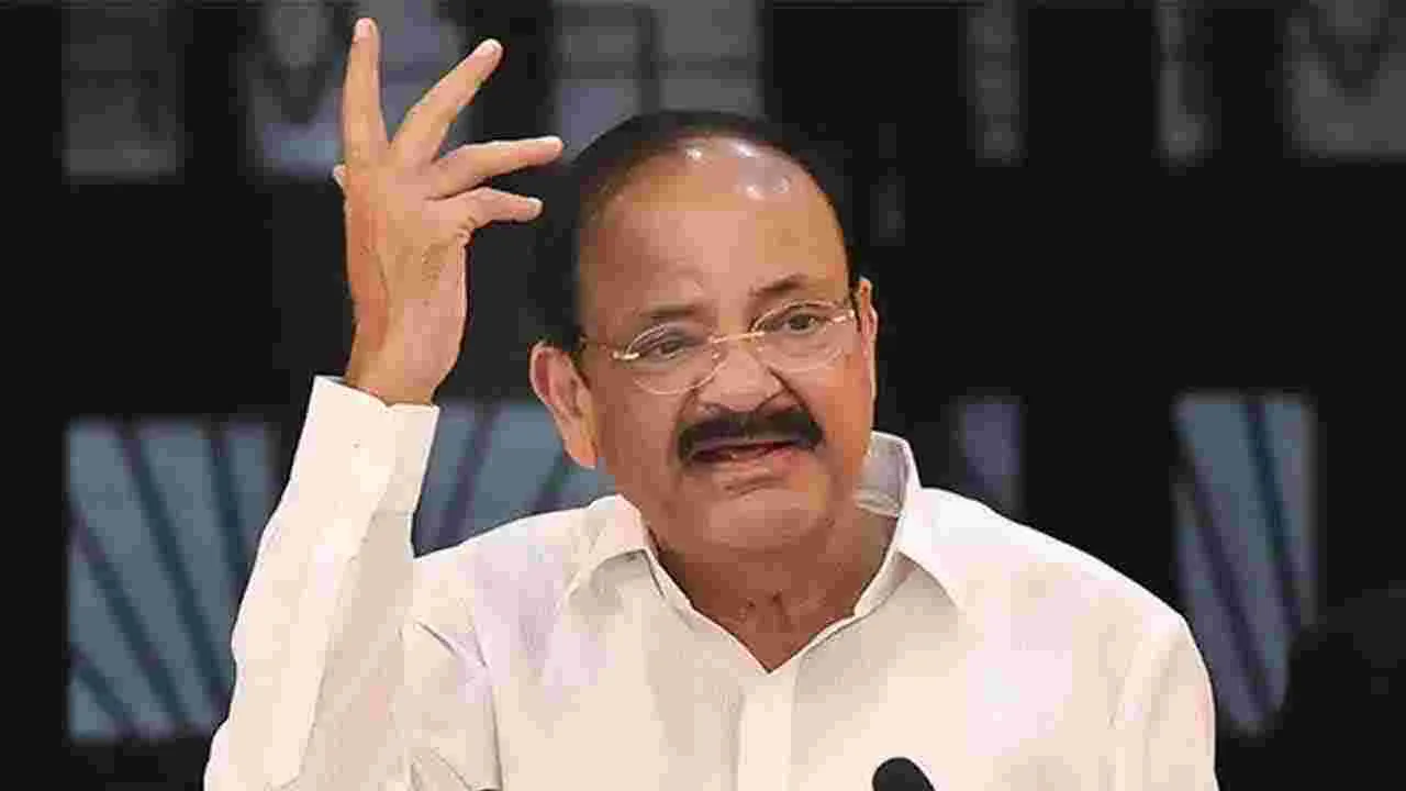 సమాజానికి ఉపయోగపడేలా విద్యార్థులు ఎదగాలి: వెంకయ్యనాయుడు