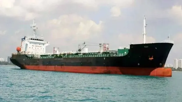 అరేబియా సముద్రంలో చమురు స్మగ్లింగ్.. ఆట కట్టించిన కోస్ట్ గార్డ్..