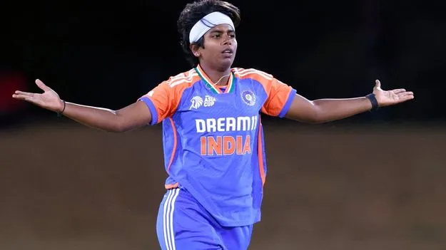 అరుంధతి, శ్రీచరణి ముందంజ