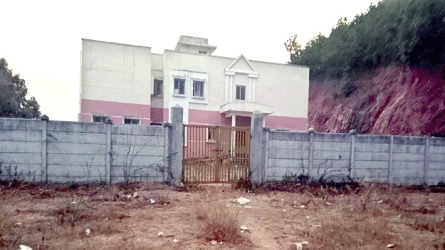 తలుపులు విరిగిపోయి..  విద్యుత్‌ సామగ్రి చోరీకి గురై