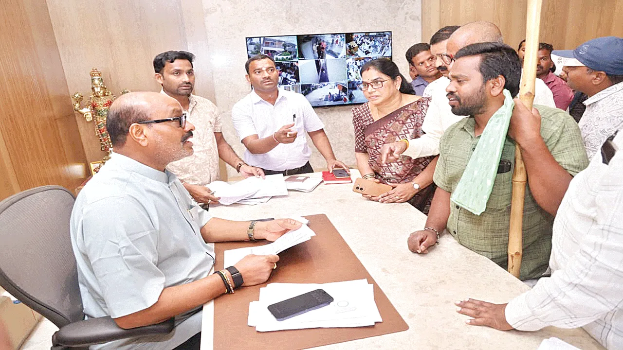 నిర్లక్ష్యంగా ఉన్న అధికారులపై చర్యలు