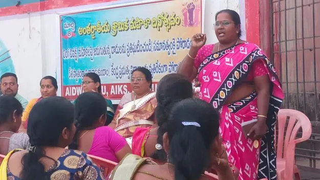 మహిళల హక్కుల రక్షణకు పోరాడాలి 