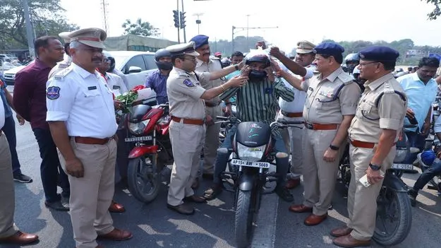 వాహనదారులు హెల్మెట్‌ ధరించాలి 