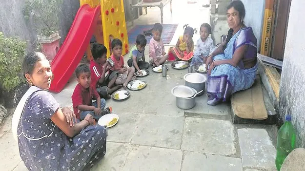 kumaram bheem asifabad-అంగన్‌వాడీ చిన్నారులకు ఏకరూప దుస్తులు