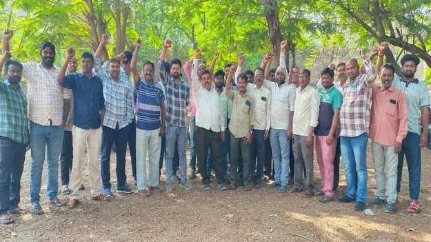 పెరిగిన వేతనాలు చెల్లించాలని నిరసన