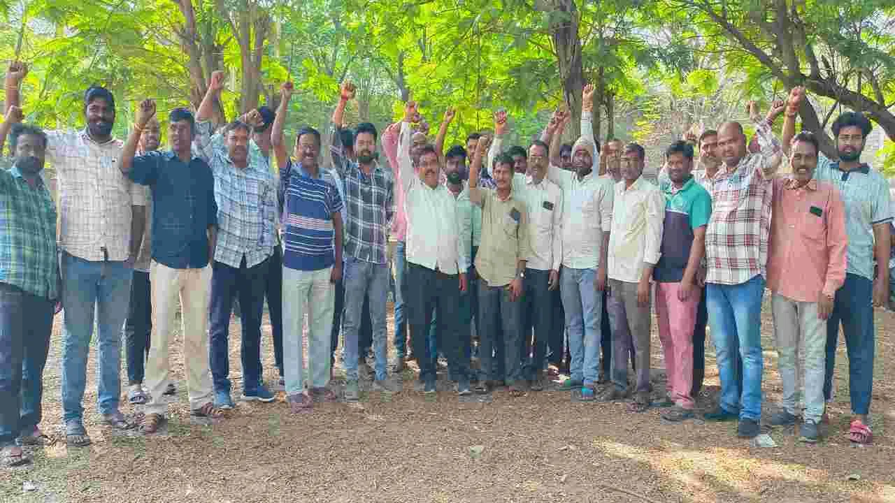 పెరిగిన వేతనాలు చెల్లించాలని నిరసన