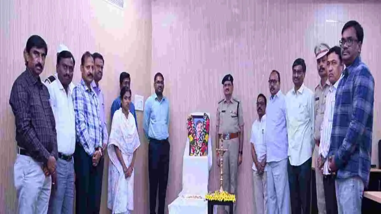 మహనీయుల జీవితాలు ఆదర్శంగా తీసుకోవాలి