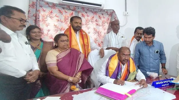 పారదర్శక పాలన అందించాలి