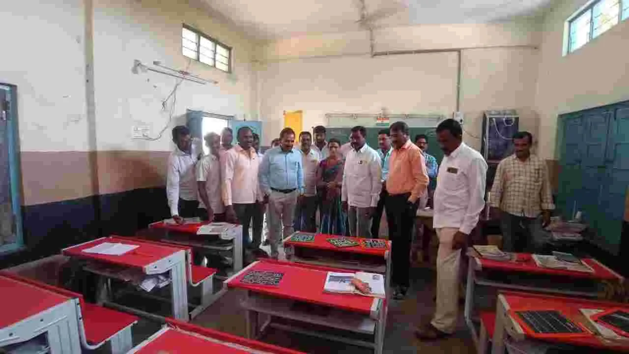 విద్యార్థులు కష్టపడి చదివి ఉన్నతంగా ఎదగాలి 