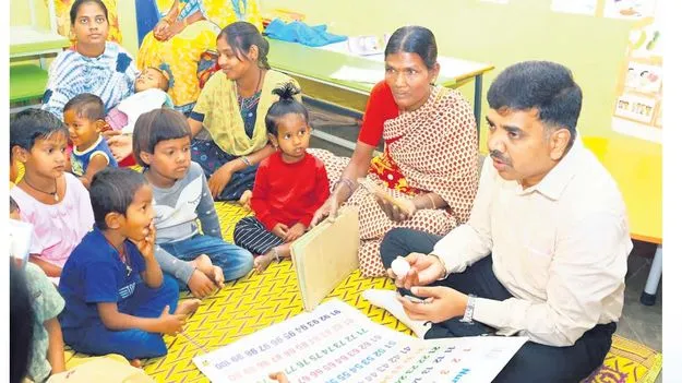 టీచర్‌గా మారి.. పాఠాలు బోధించి