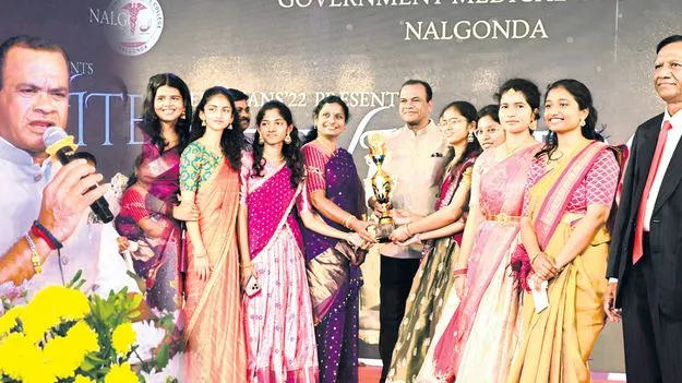 డాక్టర్లు మానవత్వంతో పని చేయాలి