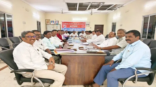 సమస్యలు పరిష్కరించకుంటే సమ్మె తప్పదు