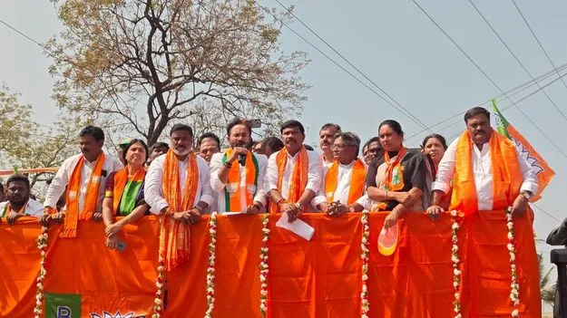 కాంగ్రెస్‌ కాంట్రాక్టుల కోసం వేధిస్తోంది