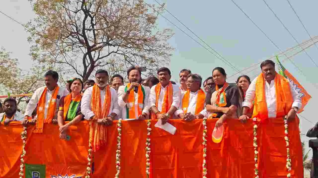 కాంగ్రెస్‌ కాంట్రాక్టుల కోసం వేధిస్తోంది