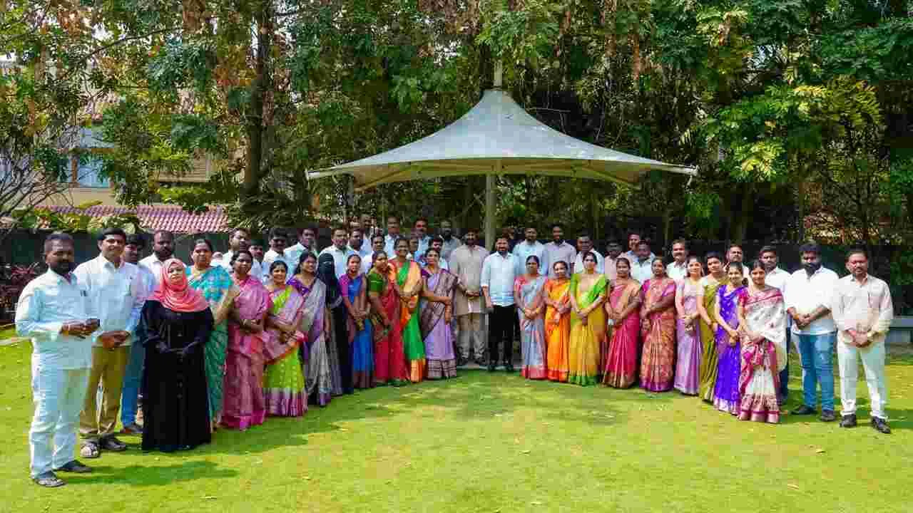 ముఖ్యమంత్రిని కలిసిన రామగుండం కార్పొరేటర్లు 